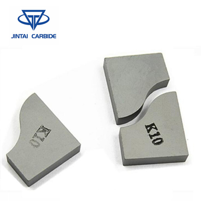 Chine Le carbure de tungstène a soudé le type C4 d'astuces pour faire les outils de cannelure/usiner des roues des ceintures de Triangulaf fournisseur
